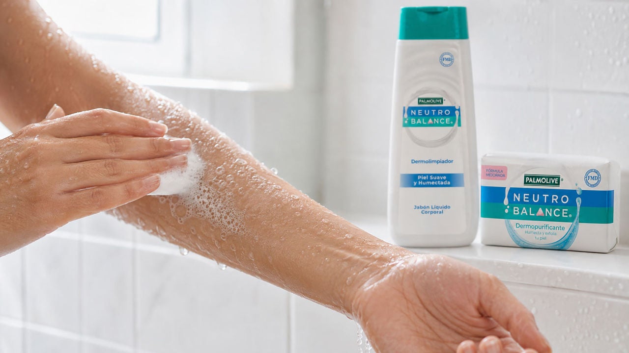 Persona aplicando jabón sobre su brazo junto a productos de jabón líquido y en barra Neutro Balance.