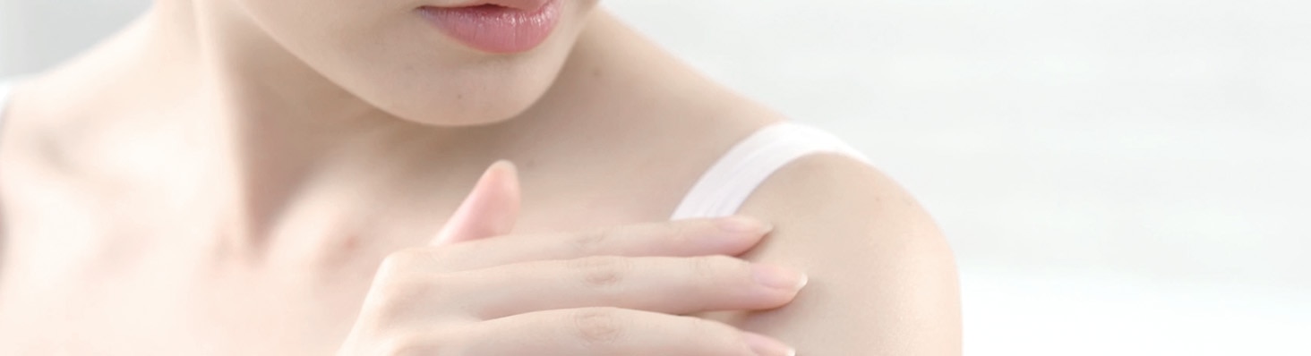 Mujer revisando su piel