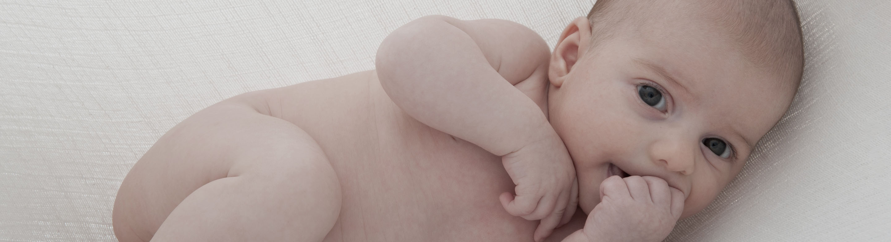 Mamá cuidando a su bebé recién nacido