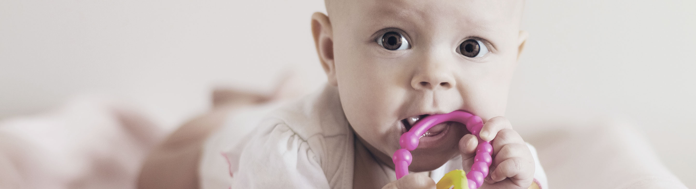 Bebé disfrutando del juego con su madre