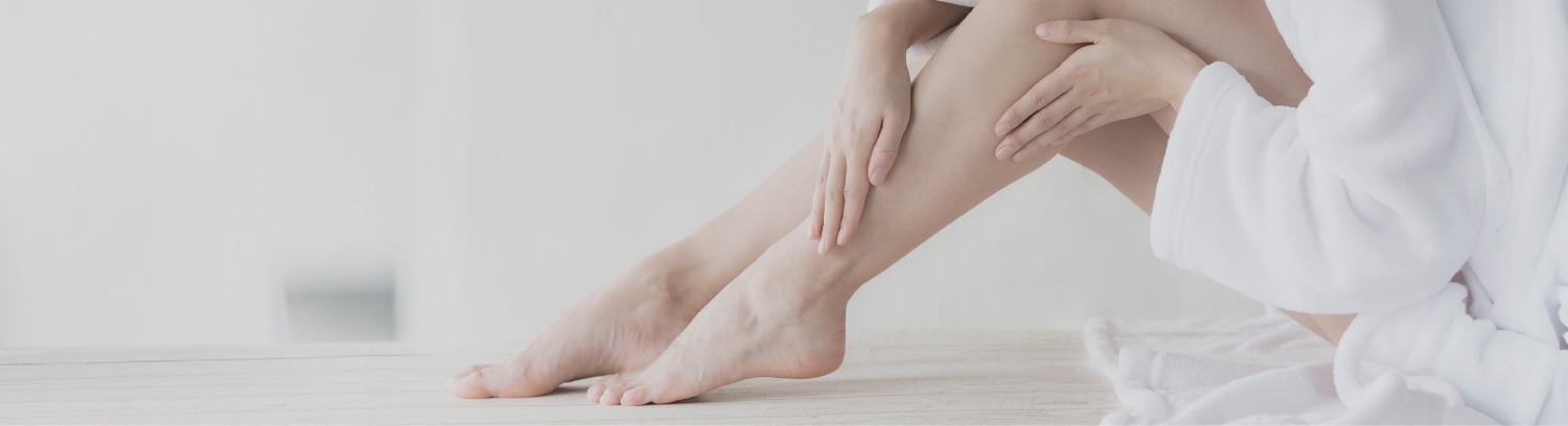 Mujer aplicándose un producto con colágeno en la piel.