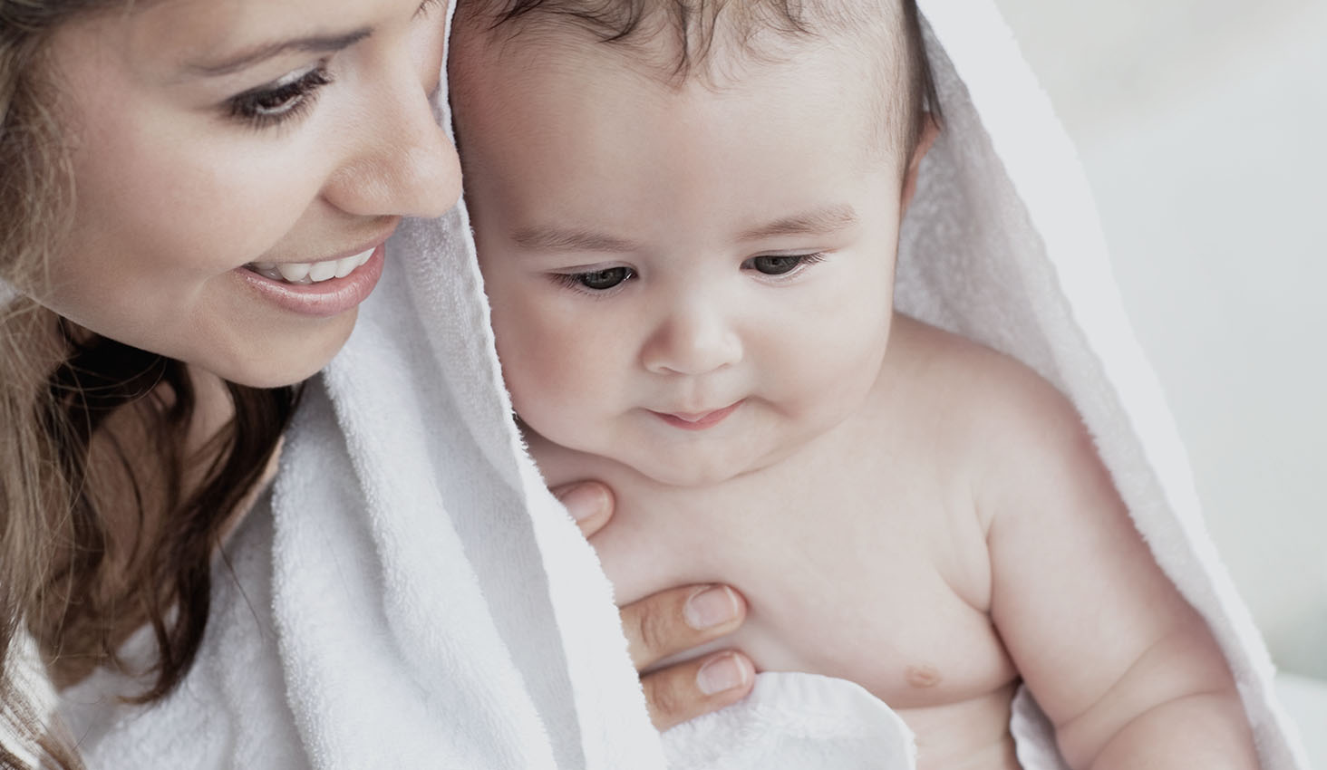 Bebé recién nacido junto a su madre antes del baño Bebé recién nacido junto a su madre antes del baño