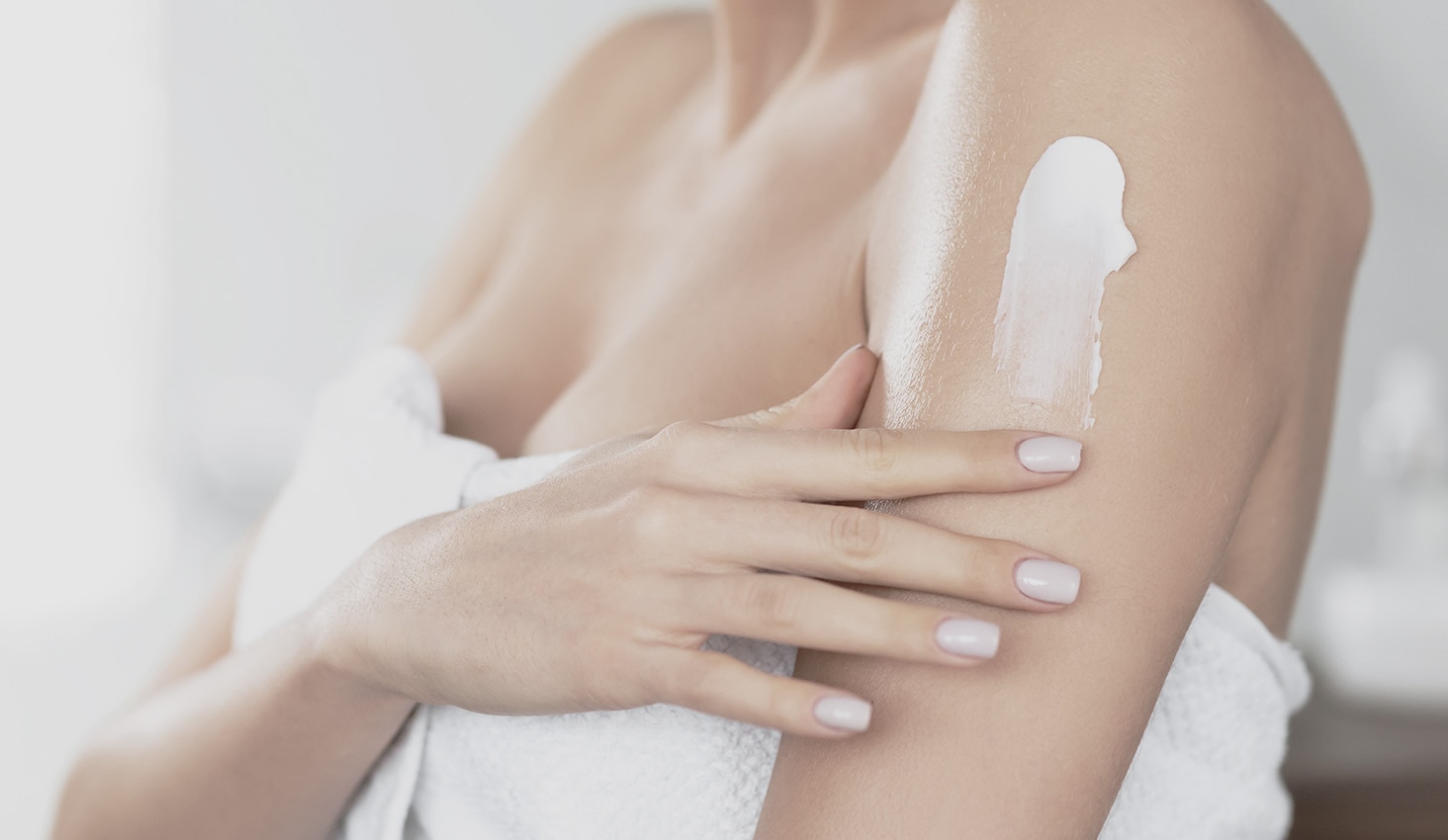 Mujer acariciando su piel disfrutando de los beneficios del colágeno.